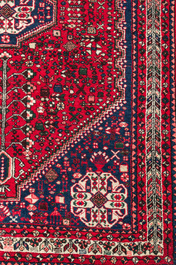 A Persian Abadeh rug with geometric floral design, wool on cotton, 20th C.