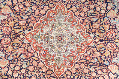 Tapis oriental de type Kashmir &agrave; d&eacute;cor floral, soie sur coton, 20&egrave;me si&egrave;cle