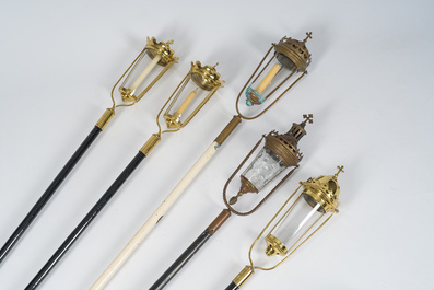 Cinq lanternes processionnelles n&eacute;o-gothiques en cuivre et bois patin&eacute; et une paire d'appliques murales en fer forg&eacute;, 19&egrave;me/20&egrave;me si&egrave;cle