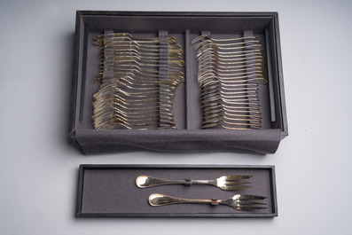 M&eacute;nag&egrave;re de 93 pi&egrave;ces dans la cassette d'origine, mod&egrave;le Perles, Christofle, France, 20&egrave;me si&egrave;cle