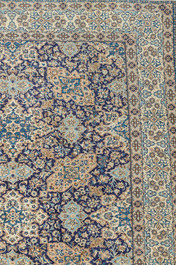 Tapis oriental de type Nain &agrave; d&eacute;cor floral, laine et soie sur coton, 20&egrave;me si&egrave;cle