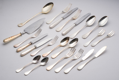 M&eacute;nag&egrave;re de 93 pi&egrave;ces dans la cassette d'origine, mod&egrave;le Perles, Christofle, France, 20&egrave;me si&egrave;cle