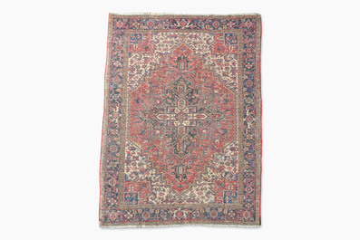 A Persian Heriz rug with floral design, wool on cotton, 20th C.