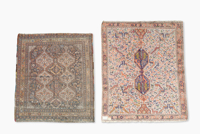Deux tapis orientaux de type Afshar et Qashqai &agrave; d&eacute;cor g&eacute;om&eacute;trique d'animaux et de fleurs, laine sur coton, 20&egrave;me si&egrave;cle