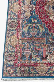 Een Perzisch Kashmar tapijt met antiquiteiten en floraal decor, gesigneerd Taji, wol op katoen, 20ste eeuw