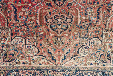 Een Perzisch Heriz tapijt met floraal decor, wol op katoen, 20ste eeuw