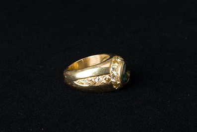 An 18 carat yellow gold men's ring with a central green-blue diamand of 1,98 carats and finished with various other diamonds, 20th C.