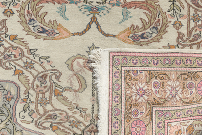 Twee Turkse Kayseri tapijten met geometrisch en floraal decor, wol op katoen, 20ste eeuw