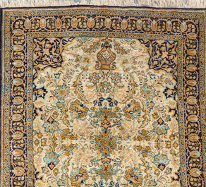 Een Perzische Qom (Qum/Ghom) zijden tapijt met floraal decor, 20ste eeuw