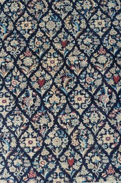 Een Perzisch Nain tapijt met floraal decor, wol en zijde op katoen, 20ste eeuw