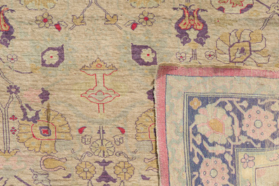 Een Perzisch Tabriz 'Haji Jalili' tapijt met floraal decor, wol op katoen, vroeg 20ste eeuw