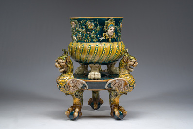 Jardini&egrave;re sur pi&eacute;tement tripode &agrave; d&eacute;cor de mascarons et de griffons en majolique dans le style de Minton, 19&egrave;me/20&egrave;me si&egrave;cle
