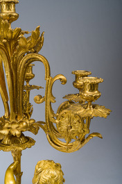 Exceptionnelle garniture de chemin&eacute;e Napol&eacute;on III d'une grande finesse en trois pi&egrave;ces en bronze dor&eacute; &agrave; d&eacute;cor floral et de putti, France, 19&egrave;me si&egrave;cle