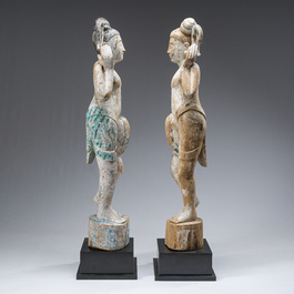 Paire de figurine en bois patin&eacute; repr&eacute;sentant des porteurs de gong, Birmanie, 19&egrave;me si&egrave;cle