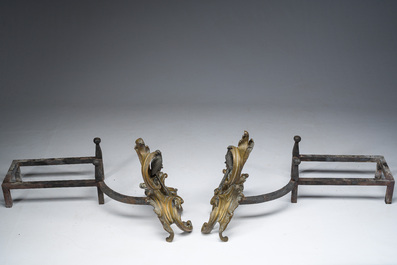 Paire de chenets de style Louis XV en bronze dor&eacute; et patin&eacute; &agrave; d&eacute;cor de perroquet &agrave; la mani&egrave;re de Jacques Caffieri (1678-1755), France, vers 1900