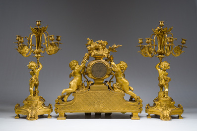 Exceptionnelle garniture de chemin&eacute;e Napol&eacute;on III d'une grande finesse en trois pi&egrave;ces en bronze dor&eacute; &agrave; d&eacute;cor floral et de putti, France, 19&egrave;me si&egrave;cle