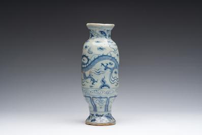 Vase en porcelaine de Chine en bleu et blanc &agrave; d&eacute;cor d'un dragon parmi des nuages, probablement Yuan