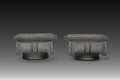 Paire de chapiteaux ioniques en pierre bleue sculpt&eacute;e, probablement France, 19&egrave;me si&egrave;cle