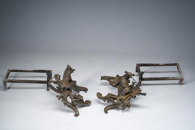 Paire de chenets de style Louis XV en bronze &agrave; d&eacute;cor de sanglier et de cerf &agrave; la mani&egrave;re de Quentin Claude Pitoin (1725-1777), vers 1900
