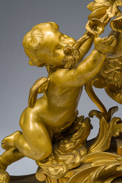 Exceptionnelle garniture de chemin&eacute;e Napol&eacute;on III d'une grande finesse en trois pi&egrave;ces en bronze dor&eacute; &agrave; d&eacute;cor floral et de putti, France, 19&egrave;me si&egrave;cle