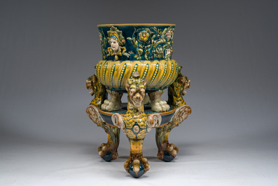 Jardini&egrave;re sur pi&eacute;tement tripode &agrave; d&eacute;cor de mascarons et de griffons en majolique dans le style de Minton, 19&egrave;me/20&egrave;me si&egrave;cle