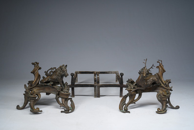 Paire de chenets de style Louis XV en bronze &agrave; d&eacute;cor de sanglier et de cerf &agrave; la mani&egrave;re de Quentin Claude Pitoin (1725-1777), vers 1900