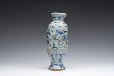 Vase en porcelaine de Chine en bleu et blanc &agrave; d&eacute;cor d'un dragon parmi des nuages, probablement Yuan