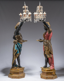 Grande paire de torch&egrave;res dites 'Aux Maures' &agrave; cinq lumi&egrave;res en bois sculpt&eacute; et polychrom&eacute;, Italie, Venise, vers 1900