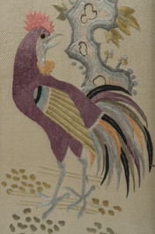 Quatre broderies verticales sur soie &agrave; d&eacute;cor d'oiseaux parmi des branches fleuries, Chine, 20&egrave;me si&egrave;cle