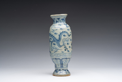 Vase en porcelaine de Chine en bleu et blanc &agrave; d&eacute;cor d'un dragon parmi des nuages, probablement Yuan