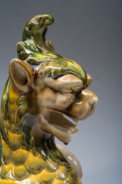 Jardini&egrave;re sur pi&eacute;tement tripode &agrave; d&eacute;cor de mascarons et de griffons en majolique dans le style de Minton, 19&egrave;me/20&egrave;me si&egrave;cle