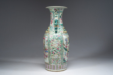 Een grote Chinese Kanton famille rose vaas met strijd- en paleissc&egrave;nes op een houten voet, 19de eeuw