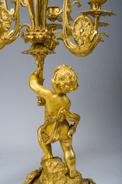 Exceptionnelle garniture de chemin&eacute;e Napol&eacute;on III d'une grande finesse en trois pi&egrave;ces en bronze dor&eacute; &agrave; d&eacute;cor floral et de putti, France, 19&egrave;me si&egrave;cle