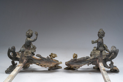 Paire de chenets en bronze partiellement dor&eacute; et patin&eacute; de style Louis XV &agrave; d&eacute;cor de putto, France, ca. 1900
