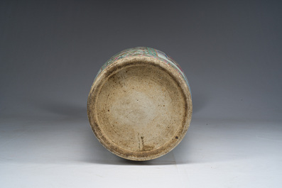 Een grote Chinese Kanton famille rose vaas met strijd- en paleissc&egrave;nes op een houten voet, 19de eeuw