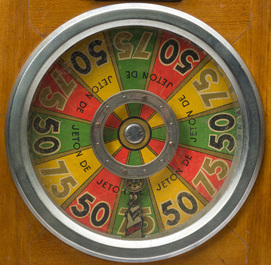 Machine &agrave; sous 'Le Pengouin' de type roulette en bois avec Alfred le pengouin, Bonzini &amp; Sopransi, France, ann&eacute;es 30