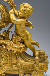 Exceptionnelle garniture de chemin&eacute;e Napol&eacute;on III d'une grande finesse en trois pi&egrave;ces en bronze dor&eacute; &agrave; d&eacute;cor floral et de putti, France, 19&egrave;me si&egrave;cle
