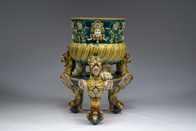Jardini&egrave;re sur pi&eacute;tement tripode &agrave; d&eacute;cor de mascarons et de griffons en majolique dans le style de Minton, 19&egrave;me/20&egrave;me si&egrave;cle