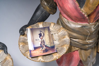 Grande paire de torch&egrave;res dites 'Aux Maures' &agrave; cinq lumi&egrave;res en bois sculpt&eacute; et polychrom&eacute;, Italie, Venise, vers 1900