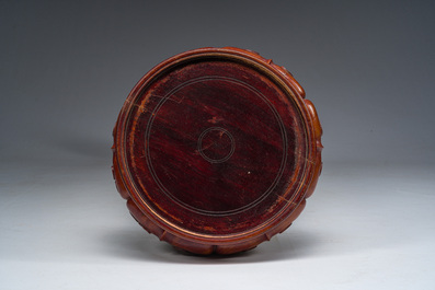 Een grote Chinese Kanton famille rose vaas met strijd- en paleissc&egrave;nes op een houten voet, 19de eeuw