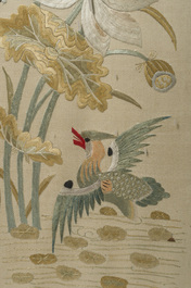 Quatre broderies verticales sur soie &agrave; d&eacute;cor d'oiseaux parmi des branches fleuries, Chine, 20&egrave;me si&egrave;cle