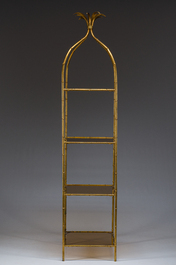 Etag&egrave;re &agrave; quatre niveaux en verre fum&eacute; et m&eacute;tal dor&eacute; imitant le bambou, circa 1960