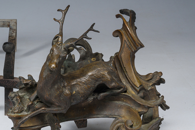 Paire de chenets de style Louis XV en bronze &agrave; d&eacute;cor de sanglier et de cerf &agrave; la mani&egrave;re de Quentin Claude Pitoin (1725-1777), vers 1900