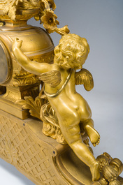 Exceptionnelle garniture de chemin&eacute;e Napol&eacute;on III d'une grande finesse en trois pi&egrave;ces en bronze dor&eacute; &agrave; d&eacute;cor floral et de putti, France, 19&egrave;me si&egrave;cle