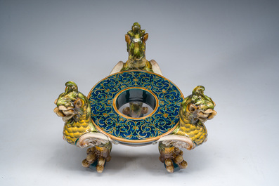 Jardini&egrave;re sur pi&eacute;tement tripode &agrave; d&eacute;cor de mascarons et de griffons en majolique dans le style de Minton, 19&egrave;me/20&egrave;me si&egrave;cle