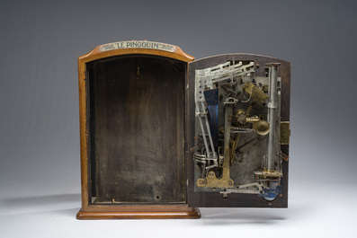 Machine &agrave; sous 'Le Pengouin' de type roulette en bois avec Alfred le pengouin, Bonzini &amp; Sopransi, France, ann&eacute;es 30