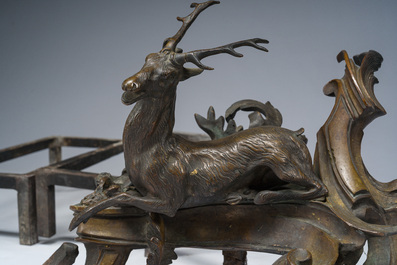 Paire de chenets de style Louis XV en bronze &agrave; d&eacute;cor de sanglier et de cerf &agrave; la mani&egrave;re de Quentin Claude Pitoin (1725-1777), vers 1900
