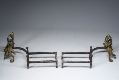 Paire de chenets de style Louis XV en bronze dor&eacute; et patin&eacute; &agrave; d&eacute;cor de perroquet &agrave; la mani&egrave;re de Jacques Caffieri (1678-1755), France, vers 1900