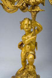Exceptionnelle garniture de chemin&eacute;e Napol&eacute;on III d'une grande finesse en trois pi&egrave;ces en bronze dor&eacute; &agrave; d&eacute;cor floral et de putti, France, 19&egrave;me si&egrave;cle