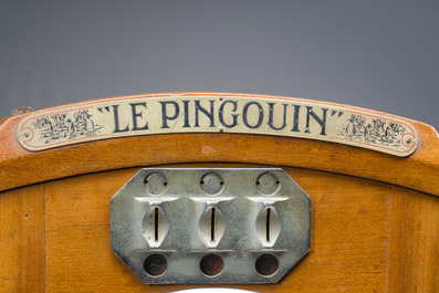 Machine &agrave; sous 'Le Pengouin' de type roulette en bois avec Alfred le pengouin, Bonzini &amp; Sopransi, France, ann&eacute;es 30
